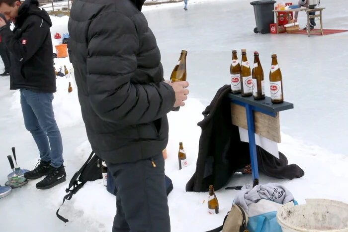 Auch wenn die Temperaturen im Minusbereich lagen: Ein kaltes Bierchen zur Stärkung durfte beim Bewerb zwischendurch nicht fehlen. 