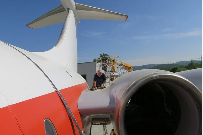 Beim Hotel in der Grazer Fischeraustraße wurde der Flieger wieder zusammengebaut und neu lackiert.