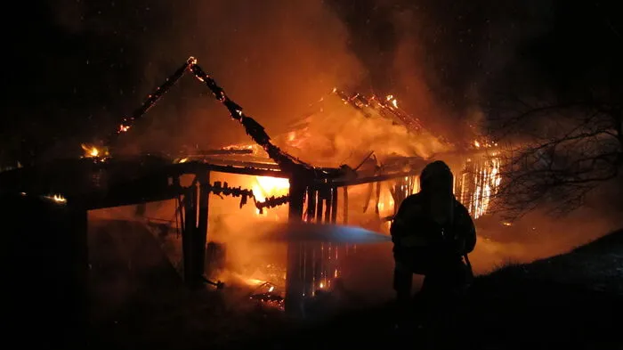 Ein Wirtschaftsgebäudebrand hielt die Freiwillige Feuerwehr Mixnitz in der Nacht von Montag auf Dienstag auf Trab, nachdem gegen 2.20 Uhr ein Wirtschaftsgebäude in Mautstatt in Brand geraten war.