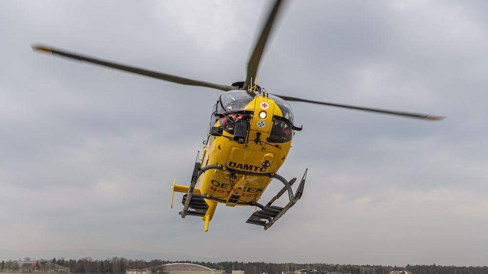 Der Rettungshubschrauber flog den verletzten 11-Jährigen in die Kinderklinik Graz