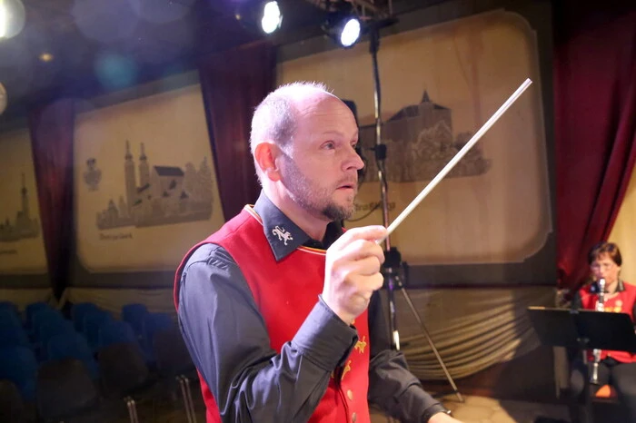 Souverän an der Spitze des 44 Musiker umfassenden Klangkörpers: Kapellmeister Reinhold Kraßnitzer.