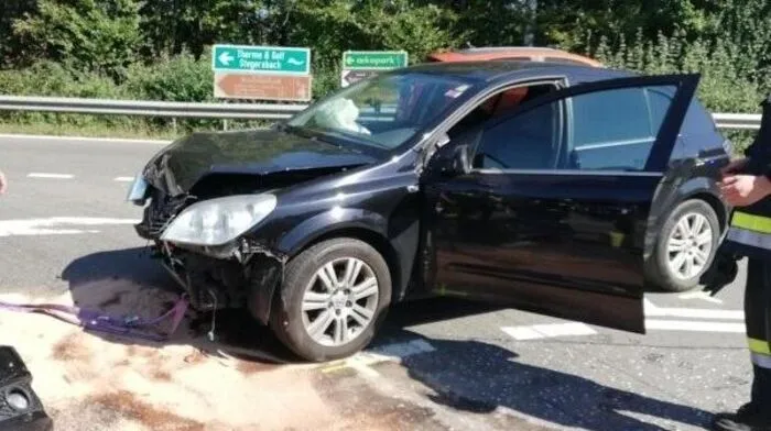 Die beiden Unfallfahrzeuge wurden massiv beschädigt