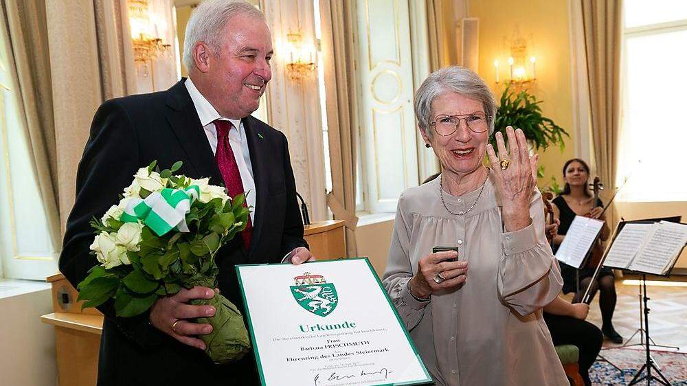 Landeshauptmann Hermann Schützenhöfer überreichte Barbara Frischmuth den Ehrenring