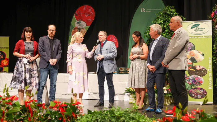Strahlende Sieger und Siegerinnen wurden am Samstag, 10. September, bei der Gala der 25. Kärntner Blumenolympiade in der St. Veiter Blumenhalle geehrt: Die Preise übergaben Viktoria Kuneth-Mak, Fördergemeinschaftsobfrau Margarita Messner-Fritzl, St. Veits Bürgermeister Martin Kulmer, die Landwirtschaftskammer-Vizepräsidentin Astrid Brunner, der Landtagsabgeordnete Herbert Gaggl, der Ferlacher Bürgermeister Ingo Appé und Organisatorin Regina Kneß.