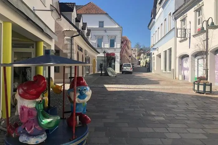 Wie sonst Kinder spielen, blieb es still.