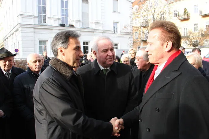 Am Vormittag ging es dann zur Totenmesse für seinen väterlichen Freund und Förderer Alfred Gerstl, wo Schwarzenegger Bürgermeister Siegfried Nagl und Landeshauptmann Hermann Schützenhöfer traf.