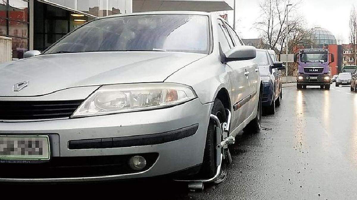 Dieses Auto mit slowenischen Kennzeichen belegt seit 21. Oktober einen Parkplatz in der Kurzparkzone in der Grazbachgasse