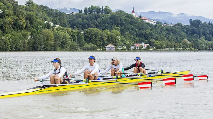 Im Boot sitzen von links nach rechts: Miriam Kranzlmüller, Carmen Fink, Johanna Kristof (Kärntnerin), Valentina Tollinger