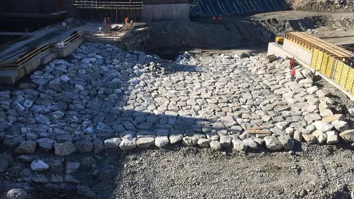 20.000 Tonnen Steine werden in das Flussbett eingearbeitet.