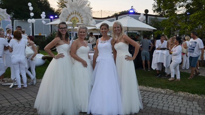In der Therme Bad Blumau luden Direktorin Melanie Franke und Event- und Hochzeitsplaner Patrick Nunner zu "Einfach weiß", einer Veranstaltung, bei der Frauen ihr Brautkleid nocheinmal ausführen können.