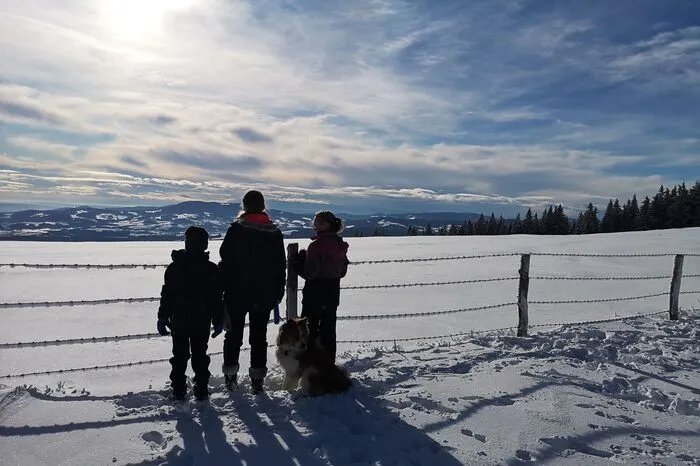 Marie, Clara und Julian Leonhard vor verschneiter Kulisse am Hochwechsel hat Leserreporterin Angelika Leonhard aufgenommen.