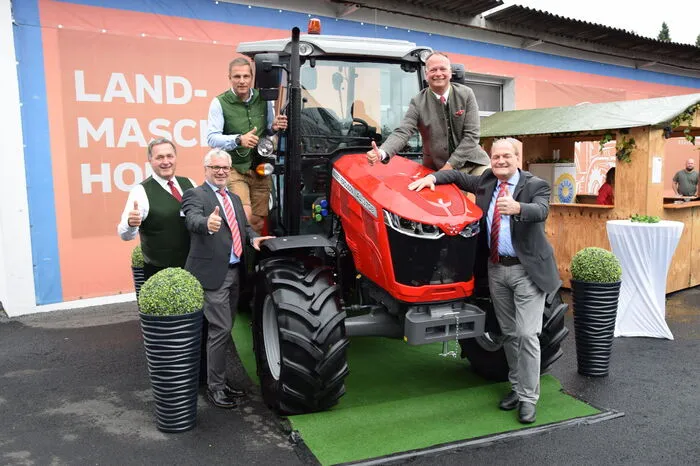 Dabei bekannte sich Stekovics als „Landwirt“, dabei mit Blick auf den „rasanten Strukturwandel“, und Landwirt Franz Gründl lobte die Digitalisierung in der Landwirtschaft, die Ersparnisse bei Dünge- und Pflanzenschutzmittel auf Grund punktgenauen Einsatzes erbringe, und Hinterberger ortete „gesteigerte Ertragskräfte“, und beide wandten sich gegen Ängste vor der modernen Technik.