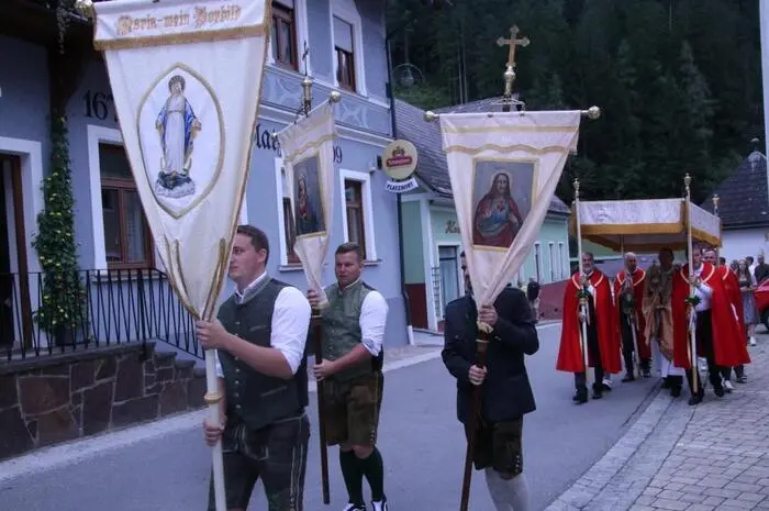 Anschließend wurde eine Prozession durch das Dorf abgehalten, wobei der Segen für das Dorf und die Bewohner sowie für die Ernte erteilt wurde.