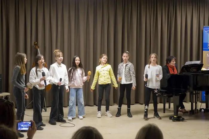 Insgesamt 14 Beiträge standen auf dem Programm. Zu hören waren Melodien aus Musicals ebenso wie Pop, Rock und Filmmusik.