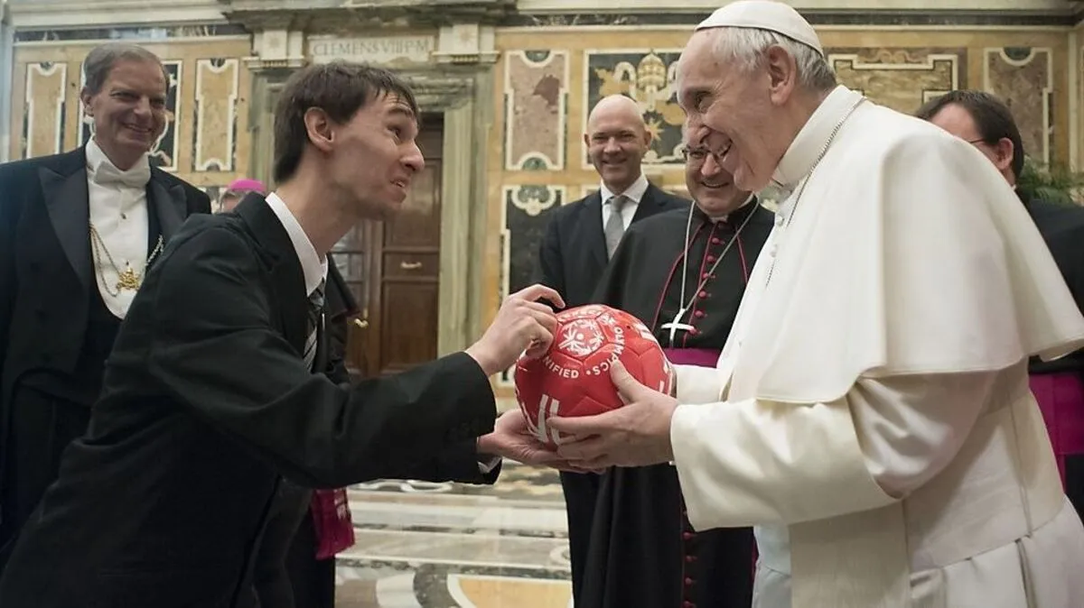 Special Olympics-Athlet Philipp Stiefmann übergibt einen Special Olympics-Fußball an Papst Franziskus.