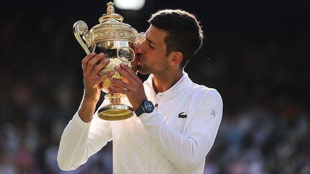 Novak Djokovic darf zum siebenten Mal die Wimbledon-Trophäe abbusserln.