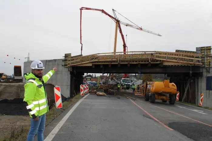 René Jagerhofer, Bauleiter von der Firma Porr vor der Brücke.
