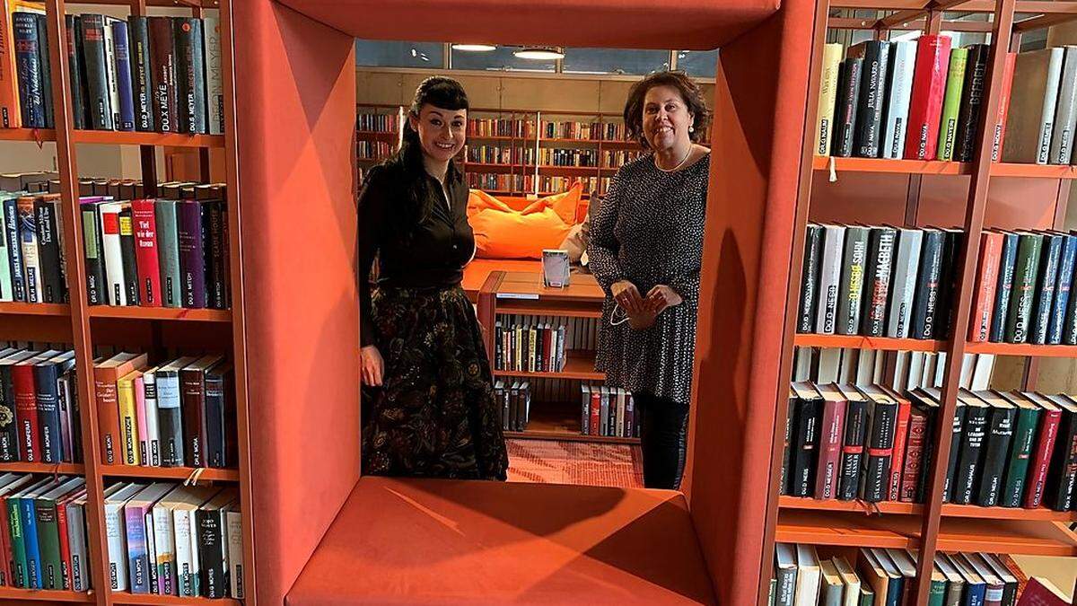 Corinna Schaffer-Warga, Leiterin der Stadtbibliothek Leoben, und Susanne Leitner-Böchzelt, Leiterin des MuseumsCenter Leoben