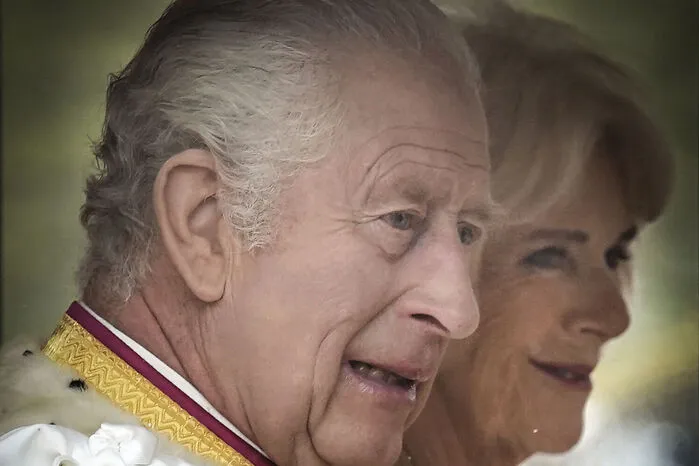 Charles ist bereits seit dem Tod seiner Mutter am 8. September 2022 König. Die Krönung symbolisiert lediglich seine Amtsübernahme. Es ist die erste Krönung eines britischen Monarchen seit 70 und die erste eines Königs seit 86 Jahren.