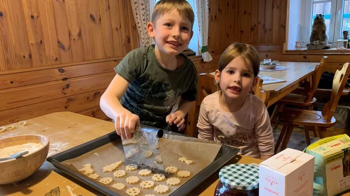 Franz und Emelie helfen beim Backen gerne mit.