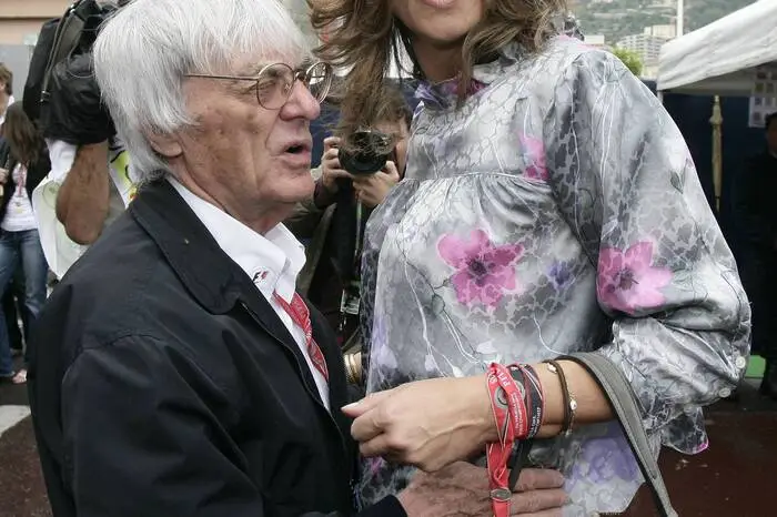 Der Formel-1-Boss Bernie Ecclestone und das kroatische Model Slavica Radić trennten sich nach 24 Jahren Ehe. Slavica erhielt ebenfalls rund eine Milliarde Euro – eine der höchsten Abfindungen Großbritanniens.