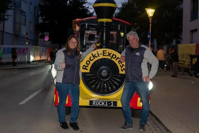 Bequem gelangten auch heuer viele Besucher mit dem Bummelzug vom Bahnhof durch die Stadt direkt zum Wiesenmarktgelände.