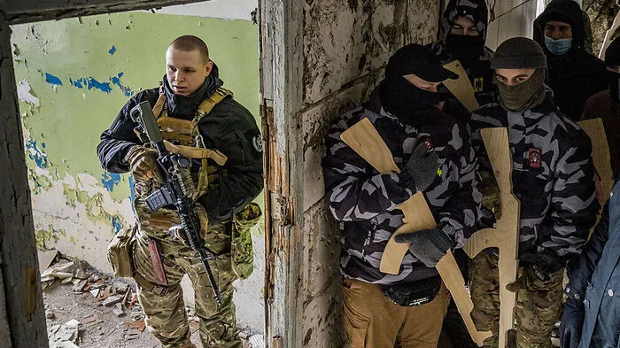 Ukrainische Zivilisten, die in einer alten Traktorenfabrik in Kiew in militärischen Verteidigungstaktiken geschult werden