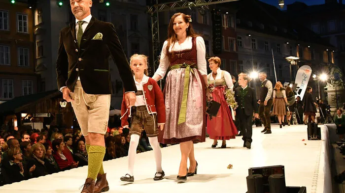 Mit der traditionellen Modenschau "Die Pracht der Tracht" ist am Freitagabend das dreitägige "Aufsteirern Festival" eröffnet worden. Hier als Model im Bild: Gastronom und Gemeinderat Michael Schunko.