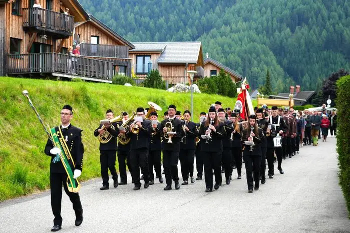 Der Ausklang der Feier fand mit einem Frühschoppen im Festzelt statt. Geladen hat die Knappenkapelle Hohentauern.  