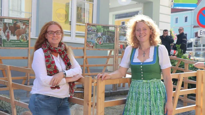 Elisabeth Hutter und Gabriele Hirsch veranstalten den Markttag im Namen des Ortentwicklungsverein Birkfeld. "Irgendwas muss ja los sein in Birkfeld - wir freuen uns, dass der Markttag stattfinden kann."
