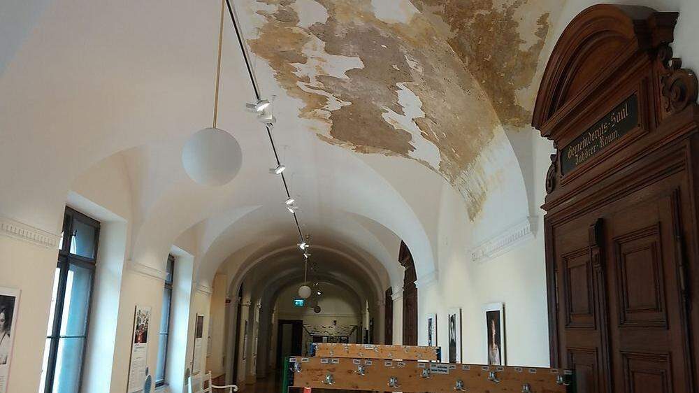 Die Flecken an der Decke im dritten Stock zeigen es deutlich: Das Dach des Grazer Rathauses lässt Feuchtigkeit durch