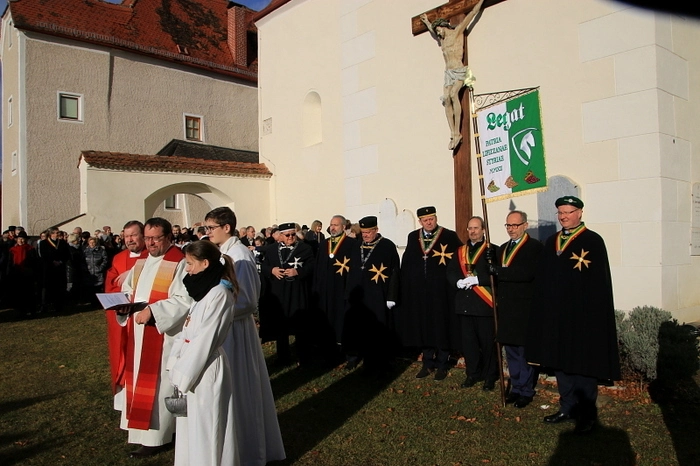 Den Gottesdienst, der von Generalvikar Erich Linhardt gemeinsam mit Pfarrer Hans Fuchs zelebriert wurde. . .