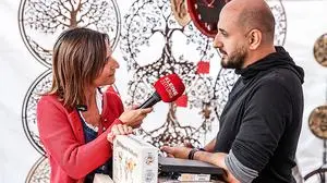 Redakteurin Michaela Auer im Interview mit einem Marktfieranten