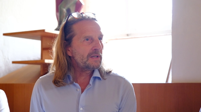 Regisseur Norbert Mladek stammt aus Innsbruck. Zusammen mit der Theatergruppe Rabensteiner Virgen hat er auch 2018 die „Piefke-Saga“ auf die Bühne gebracht