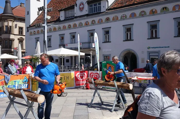 Dabei wurden alle vom Publikum und den Ehrengästen angefeuert.