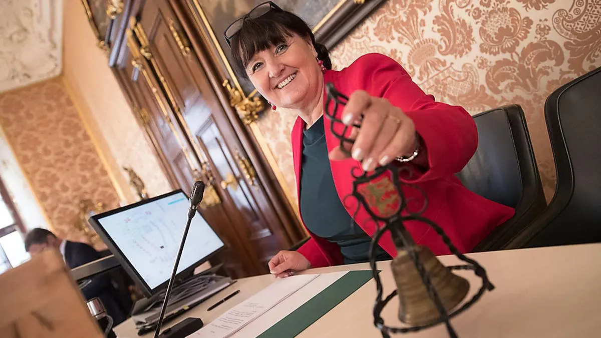 Präs. Khom mit Glocke 