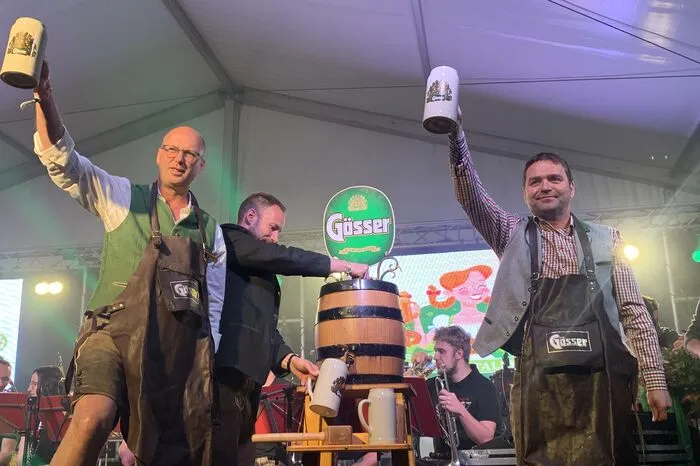 "Lasst uns feiern!", bekräftigt sein Stellvertreter Felix Raffler und generiert im Zelt ein zustimmendes Erheben der Bierkrüge.