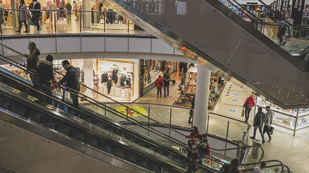 Weihnachtseinkäufe Einkaufen Shopping am Feiertag (Maria Empfängnis) nach dem 2. Lockdown - 8. Dezember 2020