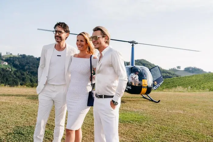 Zum großen Sommerfest in der „Domaine 1196“ wurde die Britin mit dem Helikopter eingeflogen.