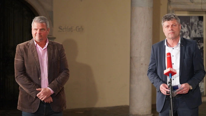 Zwischen dem amtierenden Bürgermeister Gerhard Pirih (r) und seinem Vorgänger Gerhard Köfer (l) wird sich in der Stichwahl entscheiden, wer in Zukunft die Geschicke der Bezirkshauptstadt lenken wird.