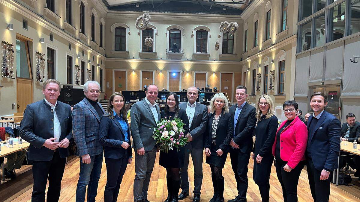 Die Gleisdorfer Gemeindespitze um Bürgermeister Christoph Stark mit der designierten Stadtamtsdirektorin Katharina Zotter, deren Vorgänger Manfred Oswald (Mitte) und Harald Hubmann (4.v.r.)