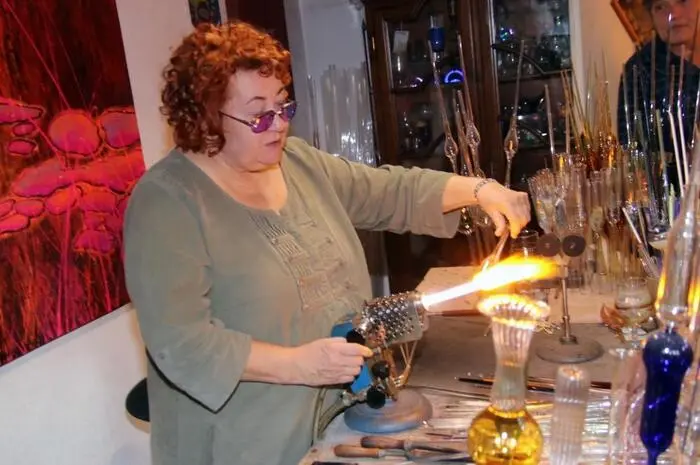 Beim Glasmachen zusehen konnten die Besucher am sehr gut besuchten Eröffnungswochenende der Künstlerin Renate Prehal.