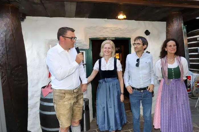 Jakob Forstnig bei der Begrüßung mit SOS-Moosburg Aufsichtsrat Martin Zernig (3.v.links).