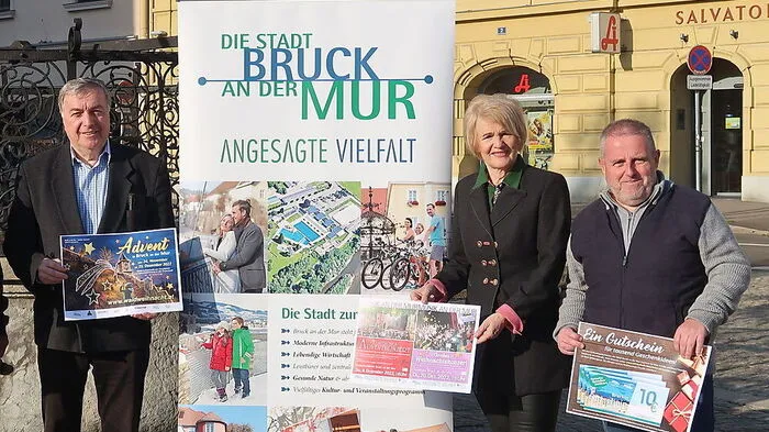 Vizebürgermeisterin Andrea Winkler mit den beiden Organisatoren Bruno Rabl und Erich Weber