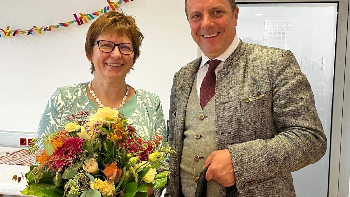 Hausärztin Jutta Zach mit Bürgermeister Christoph Stark, der sich mit einem Blumenstrauß bedankte