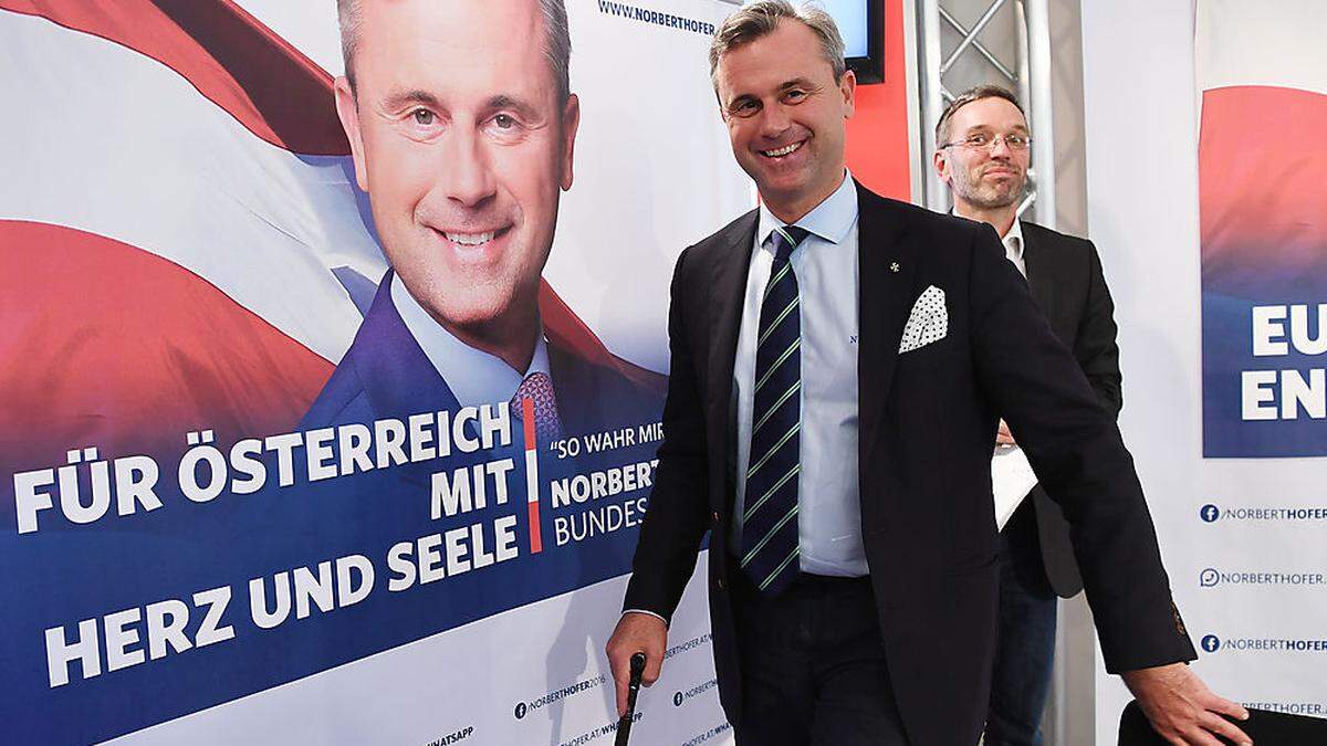 Norbert Hofer vor seinem umstrittenen Plakat