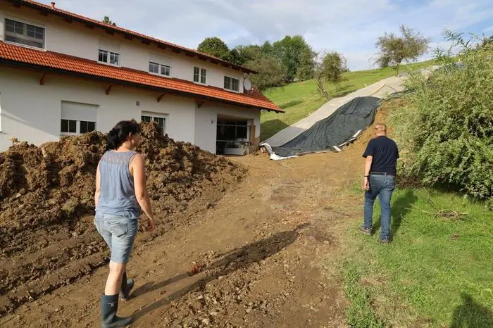 Bianca Kainz fürchtete ihr Wohnhaus könnte einstürzen. Bei ersten Hilfsmaßnahmen wurden die Erdmassen vom Wohnhaus weggeschoben.