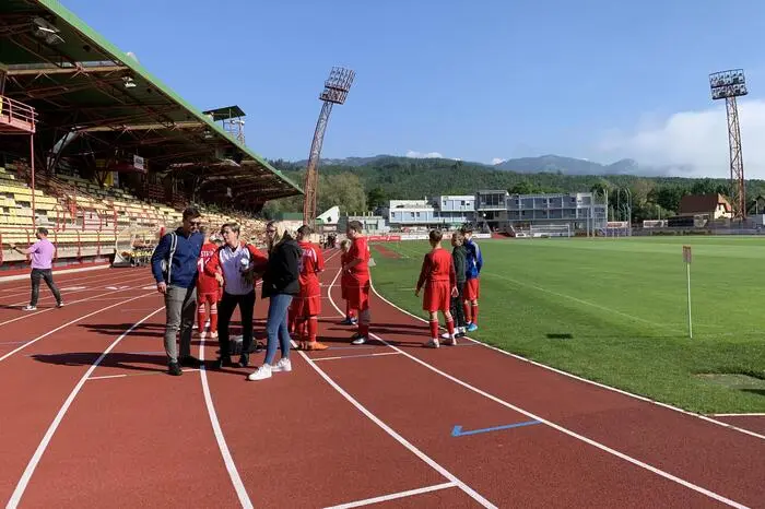 Die Teams präsentierten allesamt ihre einheitlichen Sport-Leiberln