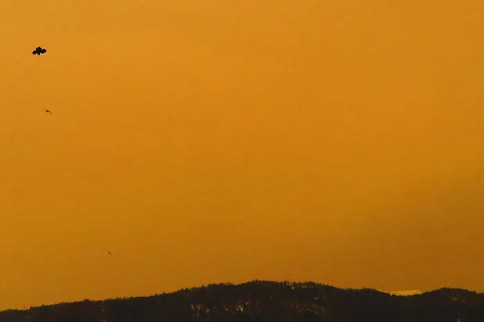 Kleine-Leser Georg Wastl hat den goldgelben Himmel über Villach eingefangen.