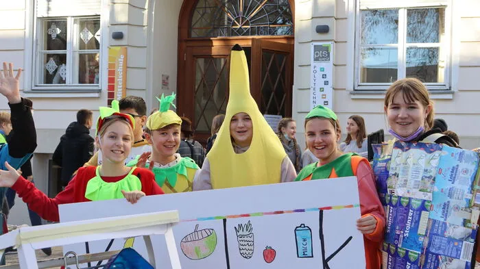 Die Schülerinnen und Schüler verkleideten sich für ihr Theaterstück.